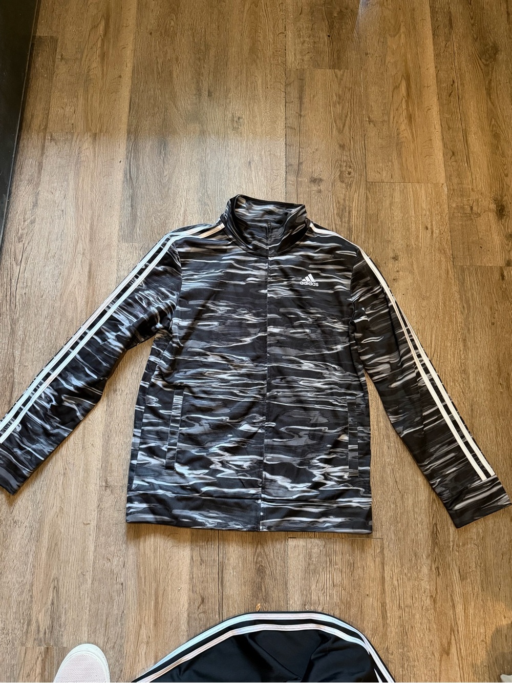 Adidas BoysXL 18/20 2-Piece Track Suit Camo Jacket and Black 3 Stripe Pant
0003 - Picture 3 of 8